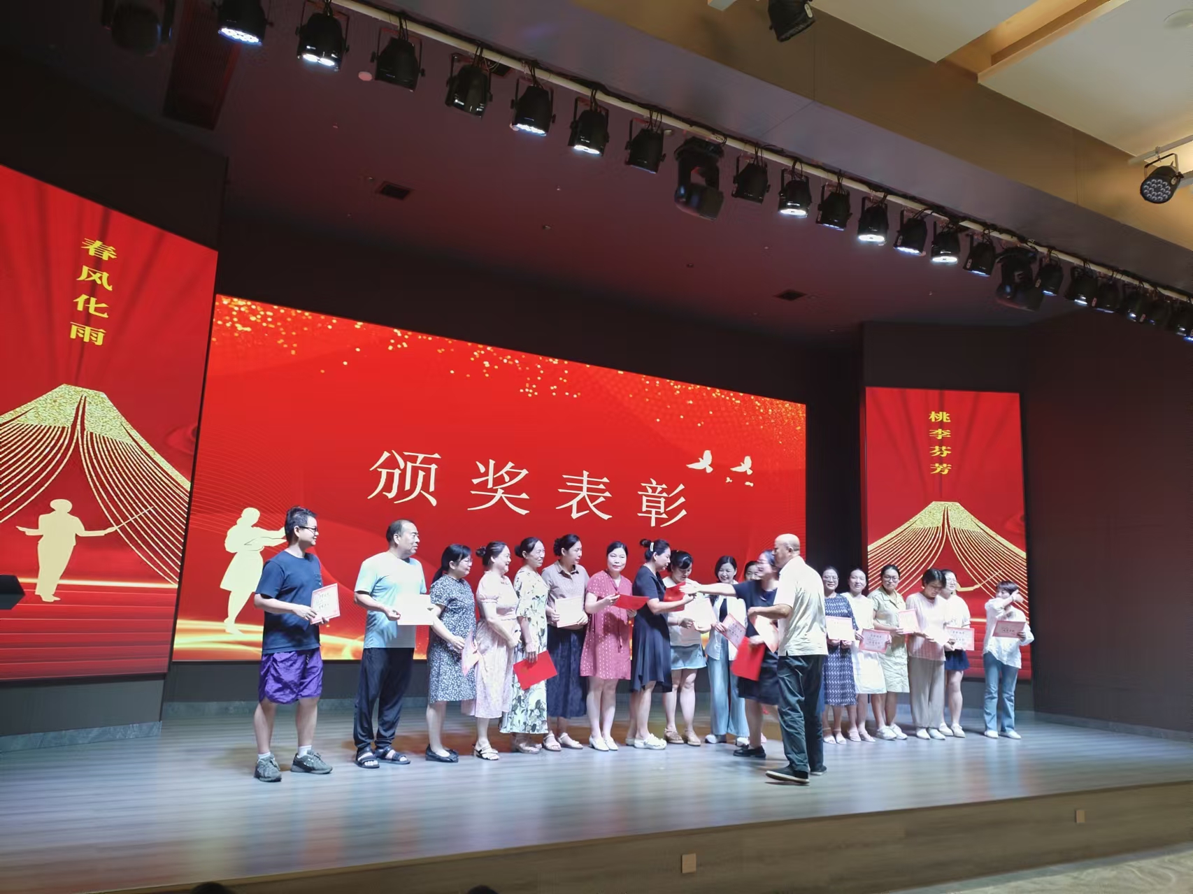 9月10日，曙光学校教师节文艺晚会在千亿体育集团（中国）股份有限公司官网溢香园酒店举办